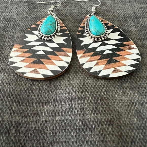 Aztec Pattern Wooden Earrings with Vintage Silver Faux Turquoise Stone NEW - Picture 3 of 4